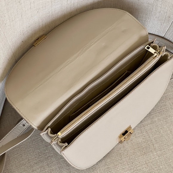 Flattered leather crossbody bag in crème - Picture 6 of 13